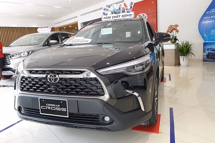  Toyota Corolla Cross: 1.694 xe Xếp thứ 3 trong bảng xếp hạng là Toyota Corolla Cross với doanh số đạt 1.694 xe, tăng 569 xe so với tháng 7. Tổng cộng 8 tháng đầu năm, Toyota Corolla Cross bán được 9.160 chiếc. Hiện tại, Toyota Corolla Cross đang được phân phối dưới dạng nhập khẩu nguyên chiếc từ Thái Lan với 3 phiên bản, đi cùng giá bán dao động từ 755 - 955 triệu đồng. 