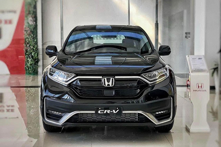 Honda CR-V: 519 xe Đứng ở vị trí thứ 10 trong bảng xếp hạng là đại diện đến từ thương hiệu Honda với doanh số 519 xe. Trong vài tháng gần đây, Honda CR-V liên tục nhận được ưu đãi từ đại lý, cùng với đó là hỗ trợ 50 % lệ phí trước bạ từ Chính phủ. Điều này phần nào giúp doanh số của xe tăng đáng kể. Hiện xe đang được phân phối với 4 phiên bản, giá xe dao động từ 998 triệu - 1,138 tỷ đồng.