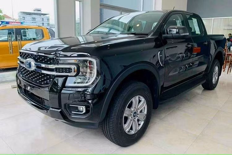  Ford Ranger: 1.113 xe Đứng ở vị trí thứ 4 là “vua bán tải” Ford Ranger với doanh số đạt 1.113 xe. Tổng cộng, trong 8 tháng qua, đã có 9.888 xe được bán ra trên thị trường. Ford Ranger 2023 được lắp ráp trong nước với 6 phiên bản XL, XLS MT, XLS 2x4 AT, XLS 4x4 AT, XLT và Wildtrak đi kèm mức giá dao động từ 659 - 965 triệu đồng. 