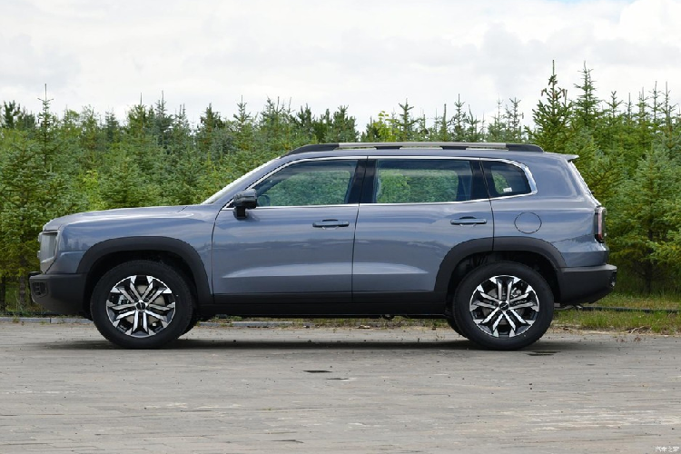 Haval Big Dog 2023 mới đã mở ra một sự tối ưu hóa tương đối toàn diện, thiết kế bên ngoài, chi tiết nội thất và các thông số sức mạnh đều đã mở ra một sự cải tiến. Về ngoại hình, nơi Haval Big Dog bản nâng cấp giữa vòng đời vẫn áp dụng thiết kế tổng thể theo phong cách hoài cổ, nhưng với sự hỗ trợ của các yếu tố thiết kế mới, mang đến cho tổng thể của xe tương đối gân guốc hơn trước nhiều