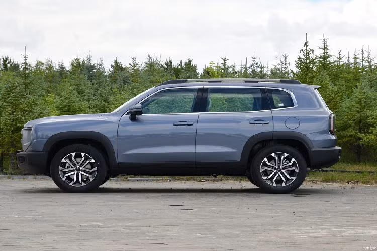 Haval Big Dog 2023 mới đã mở ra một sự tối ưu hóa tương đối toàn diện, thiết kế bên ngoài, chi tiết nội thất và các thông số sức mạnh đều đã mở ra một sự cải tiến. Về ngoại hình, nơi Haval Big Dog bản nâng cấp giữa vòng đời vẫn áp dụng thiết kế tổng thể theo phong cách hoài cổ, nhưng với sự hỗ trợ của các yếu tố thiết kế mới, mang đến cho tổng thể của xe tương đối gân guốc hơn trước nhiều