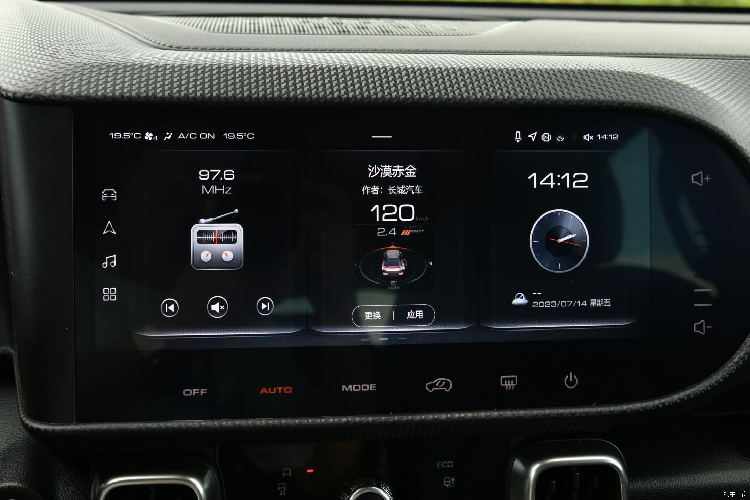 Bước vào trong xe, nơi chiếc xe Haval Big Dog 2023 vẫn sẽ áp dụng thiết kế mà chúng ta rất quen thuộc, và tổng thể rất phù hợp với mẫu cũ. Nội thất xe được thiết kế theo phong cách việt dã và có tay nắm nằm trên mặt táp-lô bên phía ghế phụ lái, khá giống xe Jeep. Xe có vô lăng 3 chấu, tích hợp phím chức năng và bảng đồng hồ kỹ thuật số toàn phần.