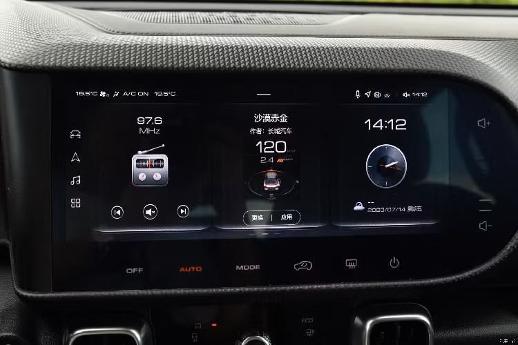 Bước vào trong xe, nơi chiếc xe Haval Big Dog 2023 vẫn sẽ áp dụng thiết kế mà chúng ta rất quen thuộc, và tổng thể rất phù hợp với mẫu cũ. Nội thất xe được thiết kế theo phong cách việt dã và có tay nắm nằm trên mặt táp-lô bên phía ghế phụ lái, khá giống xe Jeep. Xe có vô lăng 3 chấu, tích hợp phím chức năng và bảng đồng hồ kỹ thuật số toàn phần.