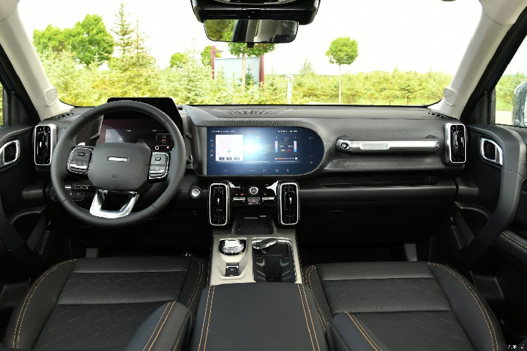 Trong khi đó, màn hình cảm ứng trung tâm 12,3 inch của xe được tích hợp vào mặt táp-lô thay vì đặt nổi theo xu hướng thịnh hành hiện nay. Bên cạnh đó là sạc điện thoại không dây kẹp giữa cửa gió điều hòa nằm dọc khá lớn, núm xoay chọn số thay cho cần số truyền thống, phanh tay điện tử và cửa sổ trời toàn cảnh Panorama.