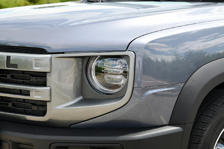 Bên hông xe Haval Big Dog 2023 không có nhiều thay đổi, vẫn tiếp tục kiểu dáng vuông vắn, cứng cáp, các số đo của xe bao gồm chiều dài, chiều rộng, chiều cao lần lượt sẽ là 4.620 mm x 1.890 mm x 1.780 mm, còn chiều dài cơ sở của xe đạt mức 2.738 mm.