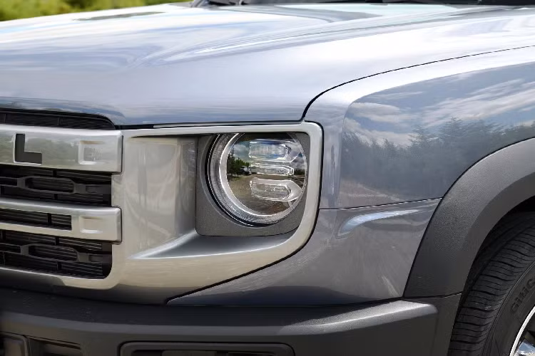 Bên hông xe Haval Big Dog 2023 không có nhiều thay đổi, vẫn tiếp tục kiểu dáng vuông vắn, cứng cáp, các số đo của xe bao gồm chiều dài, chiều rộng, chiều cao lần lượt sẽ là 4.620 mm x 1.890 mm x 1.780 mm, còn chiều dài cơ sở của xe đạt mức 2.738 mm.