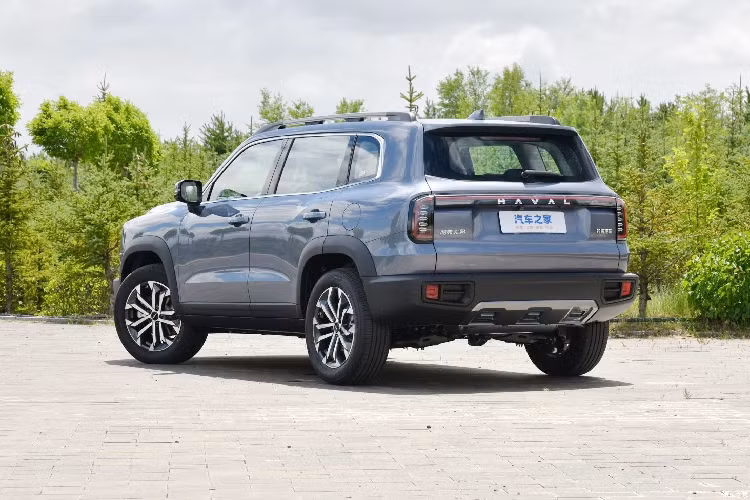 Ở phần đầu xe, chiếc xe Haval Big Dog 2023 được trang bị lưới tản nhiệt trước dày hơn, logo Haval ở đầu xe cũng được làm to hơn rất nhiều, khiến chúng ta liên tưởng đến những mẫu xe Tank rất hầm hố, bắt mắt. Lưới tản nhiệt với 2 thanh ngang sơn màu bạc. Xe vẫn được trang bị đèn pha tròn, nhưng phía bên trong sử dụng nguồn sáng LED và dải đèn LED hình vòng, tạo nên sự kết hợp giữa cảm giác cổ điển và công nghệ hiện đại.