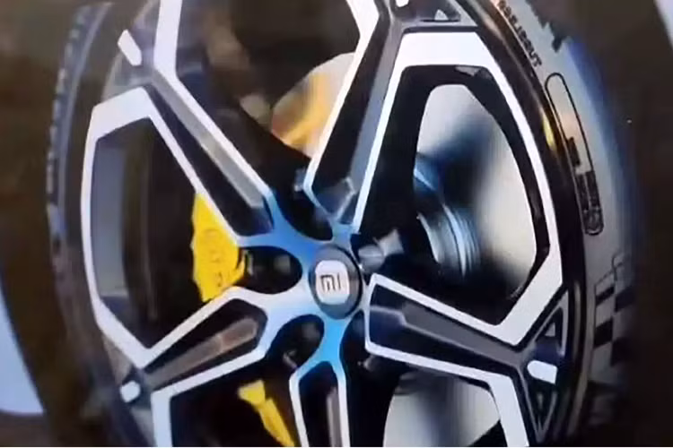 Bộ mâm của xe có thiết kế 5 chấu chữ Y khá giống với siêu xe Lamborghini Huracán EVO. MS11 sẽ được trang bị hệ thống phanh của Brembo với kẹp phanh màu vàng. Trong khi đó, đầu xe mang cảm giác như những chiếc Tesla Hình ảnh về nội thất cũng như thông số vận hành vẫn chưa được tiết lộ chính thức. Dù vậy, Xiaomi MS11 dự kiến sẽ được trang bị bộ pin điện do CATL và BYD cung cấp, trong khi đó động cơ điện sẽ được chính thương hiệu này phát triển.