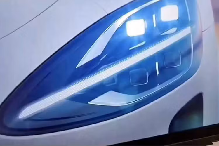 MS11 mang thiết kế tổng thể đặc trưng của những dòng xe Sportback với phần mui vuốt đều xuống nắp khoang hành lý. Cụm cảm biến Lidar được bố trí ngay trên mui xe, kết hợp cùng thiết kế tay nắm cửa dạng ẩn giúp MS11 trở nên hấp dẫn và hiện đại hơn. Nhiều chi tiết ngoại thất của MS11 được lấy cảm hứng từ các thương hiệu lớn trên thế giới. Cụm đèn pha LED khiến nhiều người liên tưởng đến những mẫu siêu xe của McLaren, cụm đèn hậu LED kéo dài mang phong cách của Aston Martin hay Porsche...