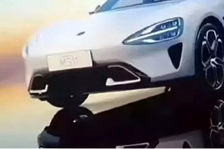 Trước đó vào cuối năm 2022, Xiaomi từng bày tỏ tham vọng về việc nằm trong top 5 thương hiệu thống trị 80% thị trường xe điện. Xiaomi đặt mục tiêu bán 10 triệu xe điện mỗi năm. Tập đoàn này cũng đã đầu tư 115,9 triệu USD vào các doanh nghiệp sáng tạo, bao gồm cả xe điện.