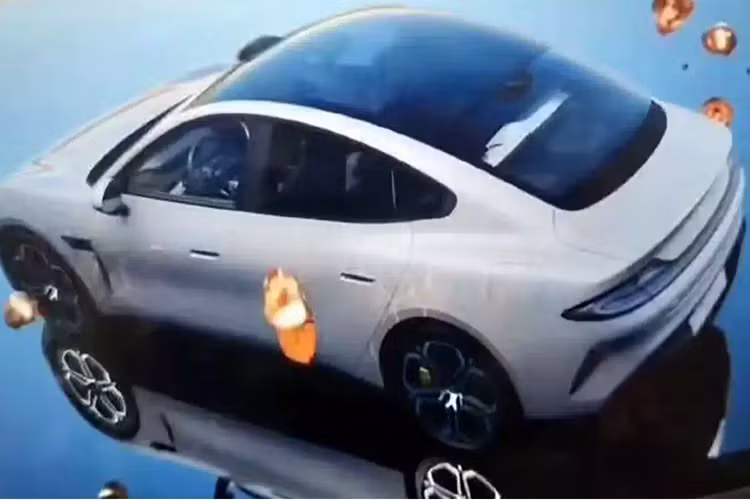 Sau khi đánh tiếng tham gia thị trường xe hơi vào năm 2021, Xiaomi đã hé lộ hình ảnh sản phẩm thương mại đầu tiên của họ - chiếc xe điện MS11 của Xiaomi. Và dù không phải là chuyên gia về xe, người tiêu dùng cũng dễ dàng nhận ra những nét tương đồng của chiếc Xiaomi MS11 với những mẫu siêu xe của các hãng Aston Martin hay Porsche.