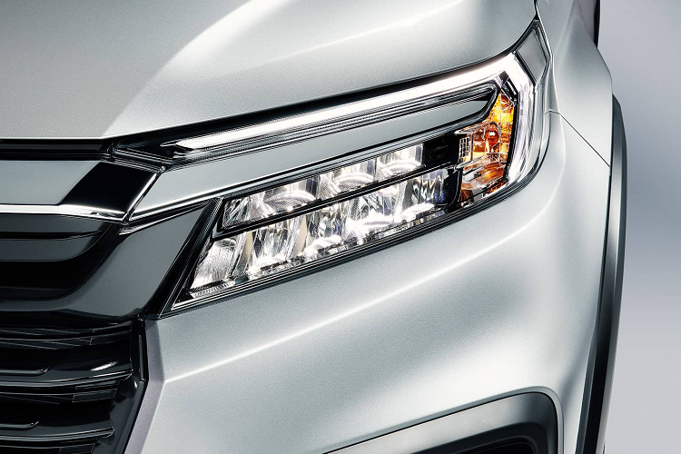 Đáng chú ý, cả hai phiên bản của Honda BR-V tại Việt Nam đều được trang bị gói công nghệ an toàn chủ động Honda Sensing. Hệ thống này gồm các tính năng như: đèn pha tự động thích ứng, kiểm soát hành trình, hệ thống giảm thiểu va chạm, hỗ trợ giữ làn và giảm thiểu lệch làn,...