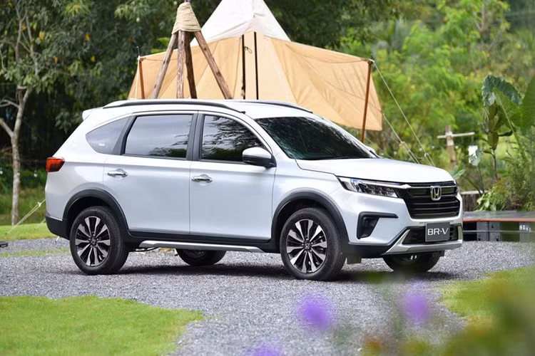 Tính đến hết quý I năm nay, Mitsubishi Xpander bán được tới 4.444 xe và đứng đầu phân khúc. Trong khi đó, Toyota Veloz Cross chỉ tiêu thụ được 2.393 chiếc, còn Hyundai Stargazer đạt doanh số 1.076 xe.