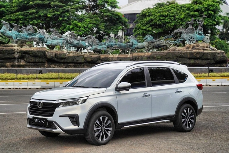 Với mức giá xe Honda BR-V bản G và L từ khoảng hơn 600 triệu đồng tại Việt Nam, xe sẽ cạnh tranh trong phân khúc MPV phổ thông cỡ nhỏ, Về ngoại hình, BR-V sở hữu kích thước dài x rộng x cao lần lượt là 4.490 x 1.780 x 1.685 mm, trục cơ sở 2.700 mm, tức tương đương với Mitsubishi Xpander và Toyota Veloz Cross.