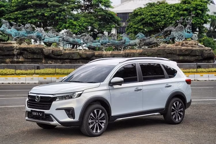 Với mức giá xe Honda BR-V bản G và L từ khoảng hơn 600 triệu đồng tại Việt Nam, xe sẽ cạnh tranh trong phân khúc MPV phổ thông cỡ nhỏ, Về ngoại hình, BR-V sở hữu kích thước dài x rộng x cao lần lượt là 4.490 x 1.780 x 1.685 mm, trục cơ sở 2.700 mm, tức tương đương với Mitsubishi Xpander và Toyota Veloz Cross.