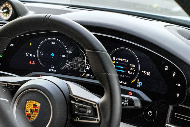 Hình ảnh do Carscoops đăng tải cũng cho thấy Porsche Macan EV 2024 mới đang được chạy thử tại phía bắc Thụy Điển, gần khu vực Bắc Cực với nhiệt độ tại thời điểm đó là 0,5⁰ C – một con số không hề lý tưởng cho xe điện nói chung.