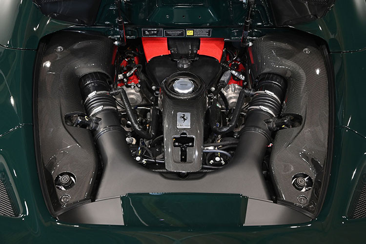 Chiếc siêu xe mui trần Ferrari F8 Spider màu British Racing Green tại việt Nam này được trang bị động cơ V8, dung tích 3.9 lít, tăng áp kép, tạo ra công suất tối đa 711 mã lực và mô-men cực đại 770 Nm. Các thông số này tương đương với Ferrari 488 Pista Spider.