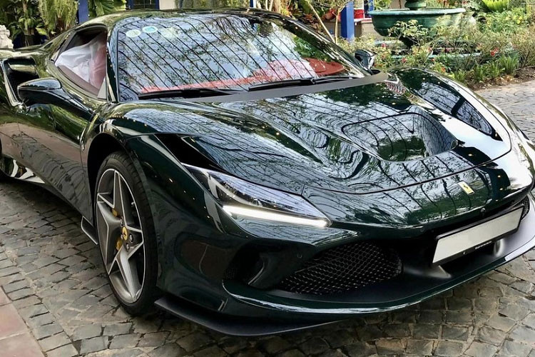 Hiện có tổng cộng khoảng dưới 10 chiếc siêu xe Ferrari F8 Spider tại Việt Nam, trong đó chỉ số lượng xe nhập khẩu chính hãng khá ít. Mức giá xe Ferrari F8 Spider tại Việt Nam không được công bố, nhưng được ước tính vào khoảng hơn 23 tỷ đồng. 
