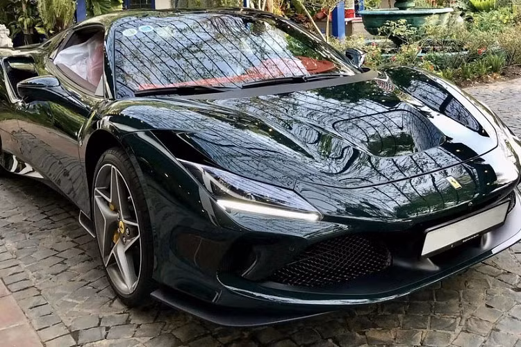 Hiện có tổng cộng khoảng dưới 10 chiếc siêu xe Ferrari F8 Spider tại Việt Nam, trong đó chỉ số lượng xe nhập khẩu chính hãng khá ít. Mức giá xe Ferrari F8 Spider tại Việt Nam không được công bố, nhưng được ước tính vào khoảng hơn 23 tỷ đồng. 