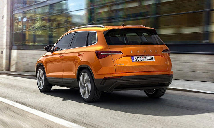 Skoda Karoq có cả tùy chọn động cơ xăng và diesel. Tại Việt Nam, mẫu SUV này có thể được trang bị động cơ xăng TSI 1.5L với công suất tối đa 147 mã lực và mô-men xoắn cực đại 250 Nm. Động cơ này đi với hộp số sàn 6 cấp hoặc hộp số tự động 7 cấp.