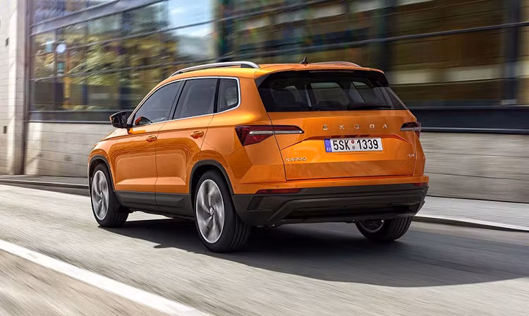 Skoda Karoq có cả tùy chọn động cơ xăng và diesel. Tại Việt Nam, mẫu SUV này có thể được trang bị động cơ xăng TSI 1.5L với công suất tối đa 147 mã lực và mô-men xoắn cực đại 250 Nm. Động cơ này đi với hộp số sàn 6 cấp hoặc hộp số tự động 7 cấp.