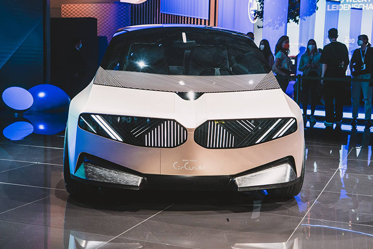 Theo đó, BMW 3-Series hoàn toàn mới sẽ có 2 phiên bản. Một bản dùng khung gầm thuần điện Neue Klasse sẽ bắt đầu đi vào ứng dụng từ năm 2025, một bản chạy động cơ đốt trong vẫn dùng khung gầm CLAR cũ.