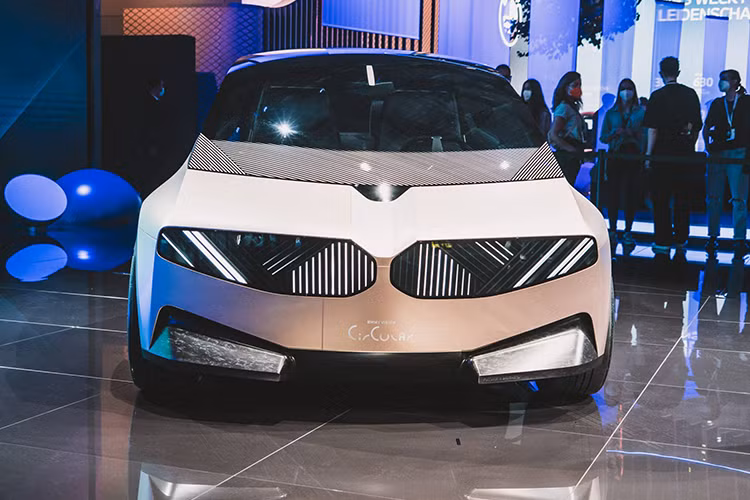 Theo đó, BMW 3-Series hoàn toàn mới sẽ có 2 phiên bản. Một bản dùng khung gầm thuần điện Neue Klasse sẽ bắt đầu đi vào ứng dụng từ năm 2025, một bản chạy động cơ đốt trong vẫn dùng khung gầm CLAR cũ.