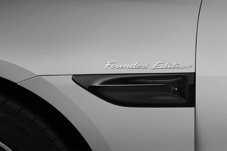 Trước đó, bản vẽ xe Xiaomi SU7 đã lộ diện. Chiếc xe được thiết kế bởi ông Li Tianyuan, nhà thiết kế của BMW iX và áp dụng các yếu tố phổ biến trong thiết kế, tổng thể chiếc xe đơn giản và thể thao. Chiều dài, chiều rộng và chiều cao lần lượt là 4997/1963/1440mm, chiều dài cơ sở là 3000mm, được định vị là một mẫu coupe thể thao.