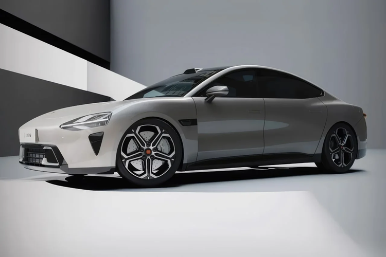 Thông qua giải pháp kỹ thuật trên, mặt trên của hộp pin được tích hợp một thanh ngang, có thể gia cố phần thân chính của hộp và cải thiện độ cứng cũng như hiệu suất truyền lực tác động bên của hộp pin, đóng vai trò như một tấm sàn, giúp cải thiện hiệu suất của hộp đựng pin.