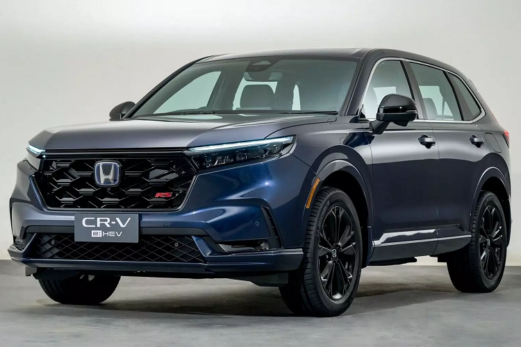 Tại Thái Lan, Honda CR-V thế hệ mới có đầy đủ 2 tùy chọn 5 và 7 chỗ ngồi, cùng với động cơ xăng 1.5L tăng áp và động cơ e:HEV 2.0 hybrid. Động cơ xăng 1.5L tăng áp 4 xi lanh vẫn chưa có nâng cấp đáng kể, cho công suất tối đa đạt 188 mã lực và mô-men xoắn cực đại đạt 243 Nm.