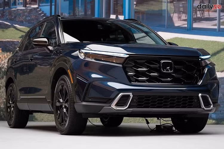 Ngoài vận hành, Honda CR-V thế hệ mới tạo sức hút rất mạnh nhờ kiểu dáng tổng thể được nâng cấp toàn diện. Trong khi khoang nội thất của CR-V thế hệ mới hiện đại và trẻ trung hơn khá nhiều khi kế thừa gần như các đường nét đặc trưng của Honda Civic thế hệ 11.