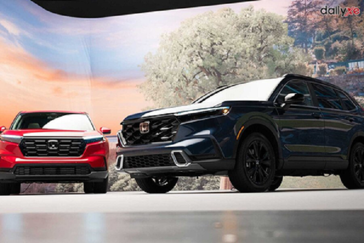 Hiện tại, Honda CR-V đang bán tại Việt Nam thuộc thế hệ 5 và bán ra với 3 phiên bản, đi kèm giá bán từ 998 triệu – 1,138 tỷ đồng. Mẫu xe này cạnh tranh cùng các đối thủ như Mazda CX-5, Hyundai Tucson, Kia Sportage, Mitsubishi Outlander...