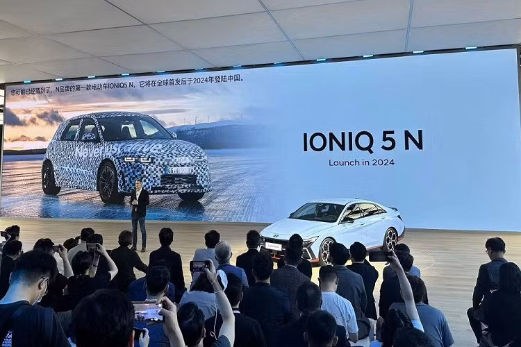 Động cơ kết hợp với hộp số sàn 6 cấp hoặc tự động ly hợp kép 8 cấp. Bên cạnh đó, xe còn có tính năng N Grin Shift (NGS), có tác dụng tăng tạm thời công suất của xe thêm 10 mã lực. Sức mạnh động cơ cho phép xe tăng tốc từ 0-96 km/h trong thời gian 5,3 giây.