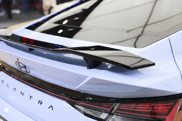 Phía sau la-zăng của xe, cùm phanh màu đỏ cũng được giữ lại. Điểm nhấn ngoại thất còn lại của mẫu xe hiệu suất cao này là logo Hyundai màu đen trên đầu xe và phía sau. Theo Hyundai, logo này sẽ được áp dụng cho các mẫu xe N khác của hãng trong tương lai.