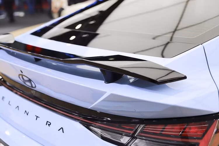 Phía sau la-zăng của xe, cùm phanh màu đỏ cũng được giữ lại. Điểm nhấn ngoại thất còn lại của mẫu xe hiệu suất cao này là logo Hyundai màu đen trên đầu xe và phía sau. Theo Hyundai, logo này sẽ được áp dụng cho các mẫu xe N khác của hãng trong tương lai.