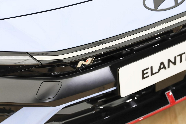 Trong khi đó, khu vực phía sau của Hyundai Elantra N 2024 gần như giữ nguyên, từ đèn hậu, cánh gió đuôi đến 2 ống xả hình tròn. Tuy nhiên, cản sau của xe đã được cải tiến thiết kế và đẩy dải đèn phản quang lên vị trí cao hơn. Tương tự phiên bản cũ, Hyundai Elantra N 2024 cũng có bộ chẻ khí, cánh lướt gió bên sườn và ốp mở rộng cản sau sơn màu đỏ nhằm nhấn mạnh vẻ thể thao cho đối thủ của Honda Civic Type R.