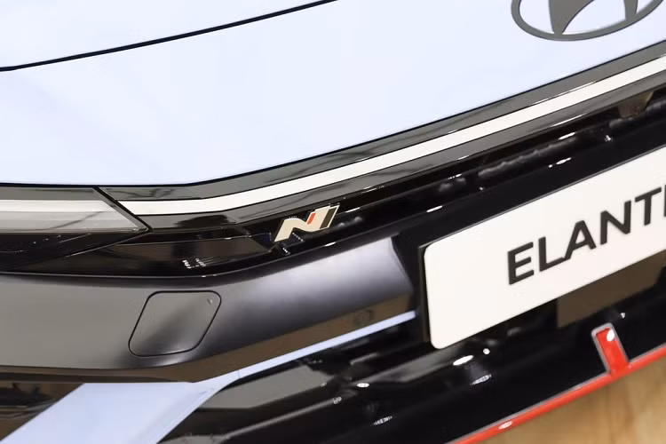 Trong khi đó, khu vực phía sau của Hyundai Elantra N 2024 gần như giữ nguyên, từ đèn hậu, cánh gió đuôi đến 2 ống xả hình tròn. Tuy nhiên, cản sau của xe đã được cải tiến thiết kế và đẩy dải đèn phản quang lên vị trí cao hơn. Tương tự phiên bản cũ, Hyundai Elantra N 2024 cũng có bộ chẻ khí, cánh lướt gió bên sườn và ốp mở rộng cản sau sơn màu đỏ nhằm nhấn mạnh vẻ thể thao cho đối thủ của Honda Civic Type R.