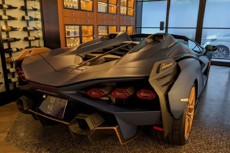 Xe được trang bị động cơ V12 và động cơ điện 48 V, với công suất tổng hợp lên đến 819 mã lực. Siêu phẩm này là tiền đề cho Lamborghini phát triển mẫu xe thay thế Aventador.