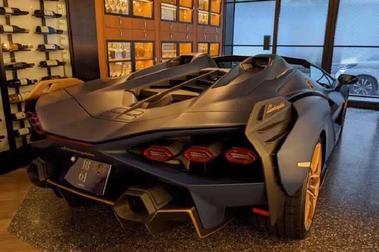 Xe được trang bị động cơ V12 và động cơ điện 48 V, với công suất tổng hợp lên đến 819 mã lực. Siêu phẩm này là tiền đề cho Lamborghini phát triển mẫu xe thay thế Aventador.