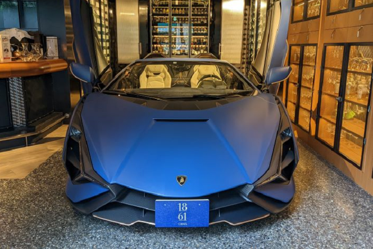 Lamborghini Sián FKP 37 Roadster được ra mắt lần đầu vào tháng 7/2020, với số lượng giới hạn 19 chiếc toàn cầu. Tất cả đều nhanh chóng có chủ trước khi được giới thiệu.