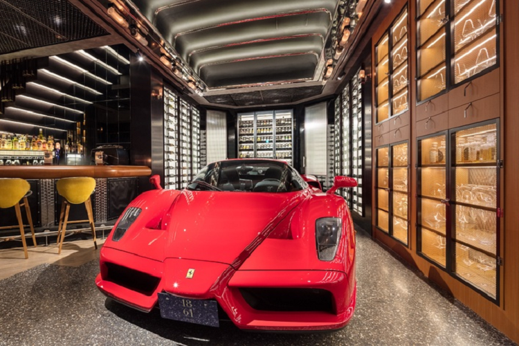 Xe được trang bị động cơ V12 hút khí tự nhiên 6.0L, công suất 660 mã lực và mô-men xoắn 657 Nm. Hộp số sàn tự động được thừa hưởng công nghệ từ giải đua Công Thức 1.