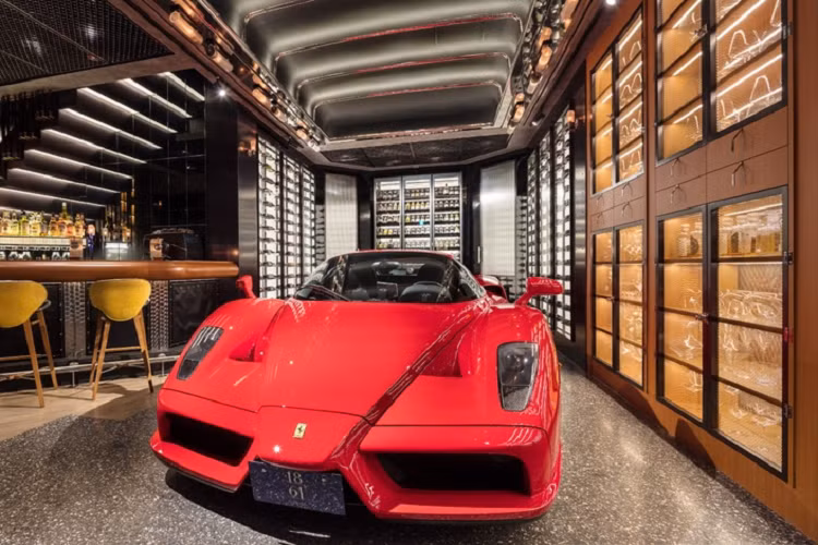 Xe được trang bị động cơ V12 hút khí tự nhiên 6.0L, công suất 660 mã lực và mô-men xoắn 657 Nm. Hộp số sàn tự động được thừa hưởng công nghệ từ giải đua Công Thức 1.