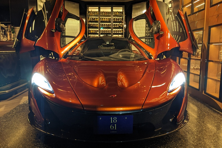 Hãng xe đến từ Anh quốc chỉ sản xuất giới hạn 439 chiếc P1. Trong đó, 375 chiếc thuộc phiên bản thương mại, 64 chiếc còn lại thuộc nhiều phiên bản dành cho đường đua.