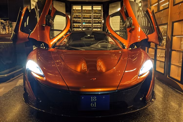 Hãng xe đến từ Anh quốc chỉ sản xuất giới hạn 439 chiếc P1. Trong đó, 375 chiếc thuộc phiên bản thương mại, 64 chiếc còn lại thuộc nhiều phiên bản dành cho đường đua.