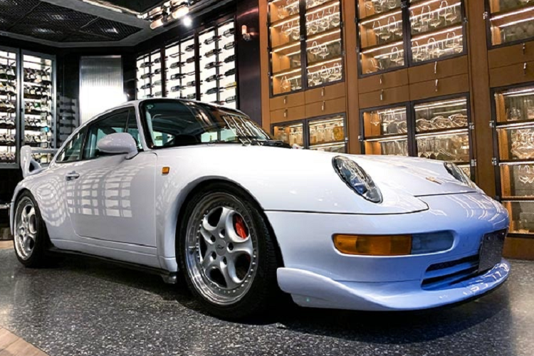 Porsche 911 Carrera RS Clubsport là mẫu 911 cuối cùng sử dụng công nghệ làm mát bằng không khí. Điểm nổi bật của bản RSCS chính là gói ngoại thất khí động học cỡ lớn.