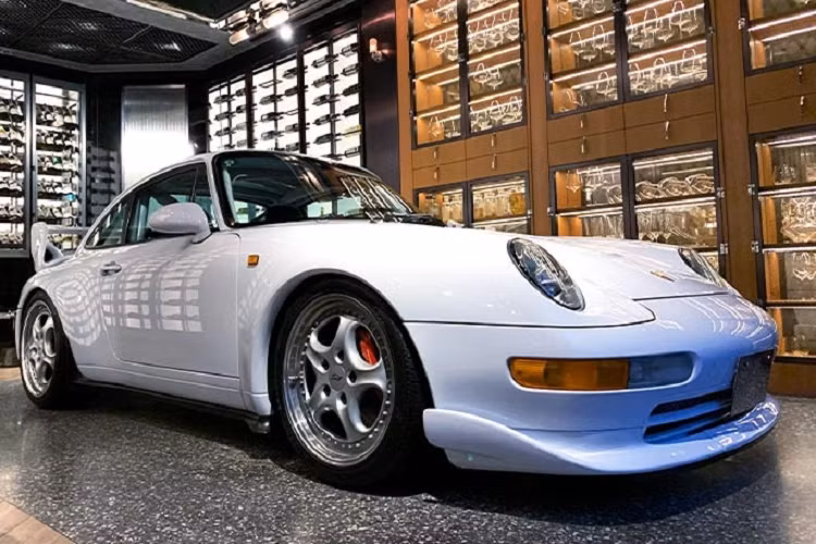 Porsche 911 Carrera RS Clubsport là mẫu 911 cuối cùng sử dụng công nghệ làm mát bằng không khí. Điểm nổi bật của bản RSCS chính là gói ngoại thất khí động học cỡ lớn.