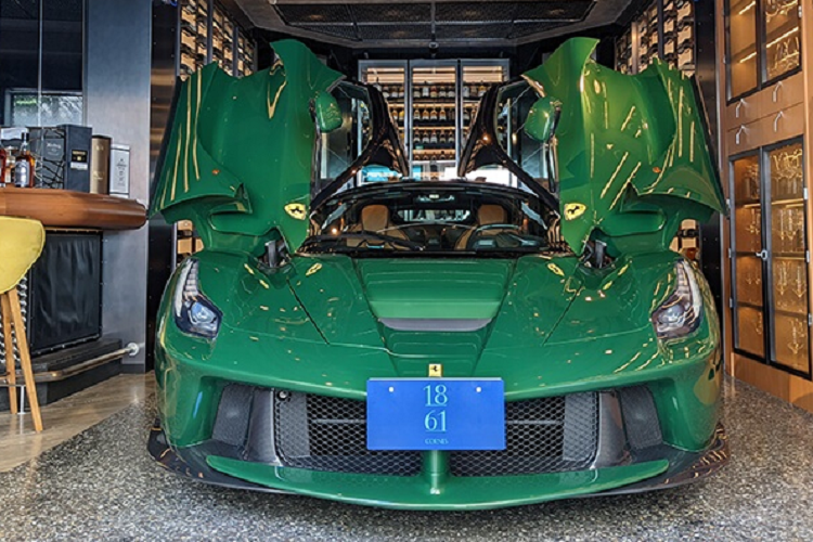 Đối thủ sừng sỏ của McLaren P1 là siêu xe Ferrari LaFerrari cũng được trưng bày tại đây. LaFerrari là mẫu xe thay thế huyền thoại Ferrari Enzo, ra mắt lần đầu tại Geneva Auto Show 2013.