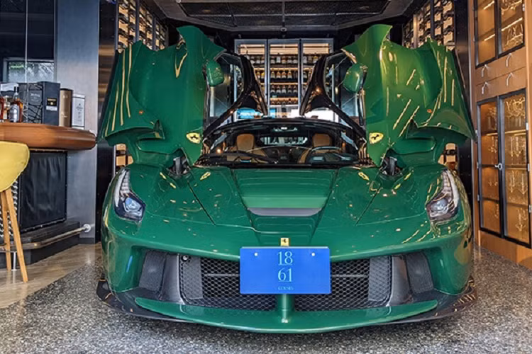 Đối thủ sừng sỏ của McLaren P1 là siêu xe Ferrari LaFerrari cũng được trưng bày tại đây. LaFerrari là mẫu xe thay thế huyền thoại Ferrari Enzo, ra mắt lần đầu tại Geneva Auto Show 2013.