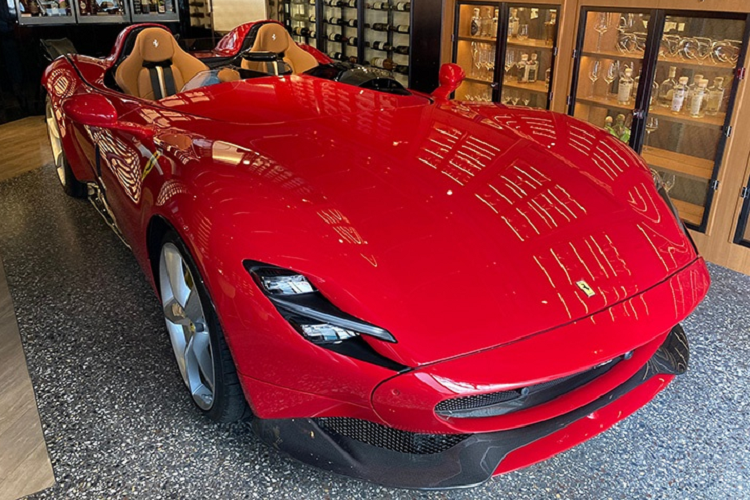 Bộ đôi Ferrari Monza SP1 và SP2 thuộc dòng sản phẩm "Icona" cao cấp nhất của Ferrari. Đúng với tên gọi, SP1 và SP2 lần lượt có 1 và 2 chỗ ngồi.