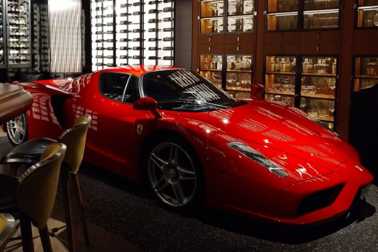 Nhằm tri ân nhà sáng lập thương hiệu, mẫu xe kế thừa của Ferrari F50 được đặt tên là Ferrari Enzo. Chỉ 400 chiếc được chế tạo từ năm 2002 đến năm 2004.